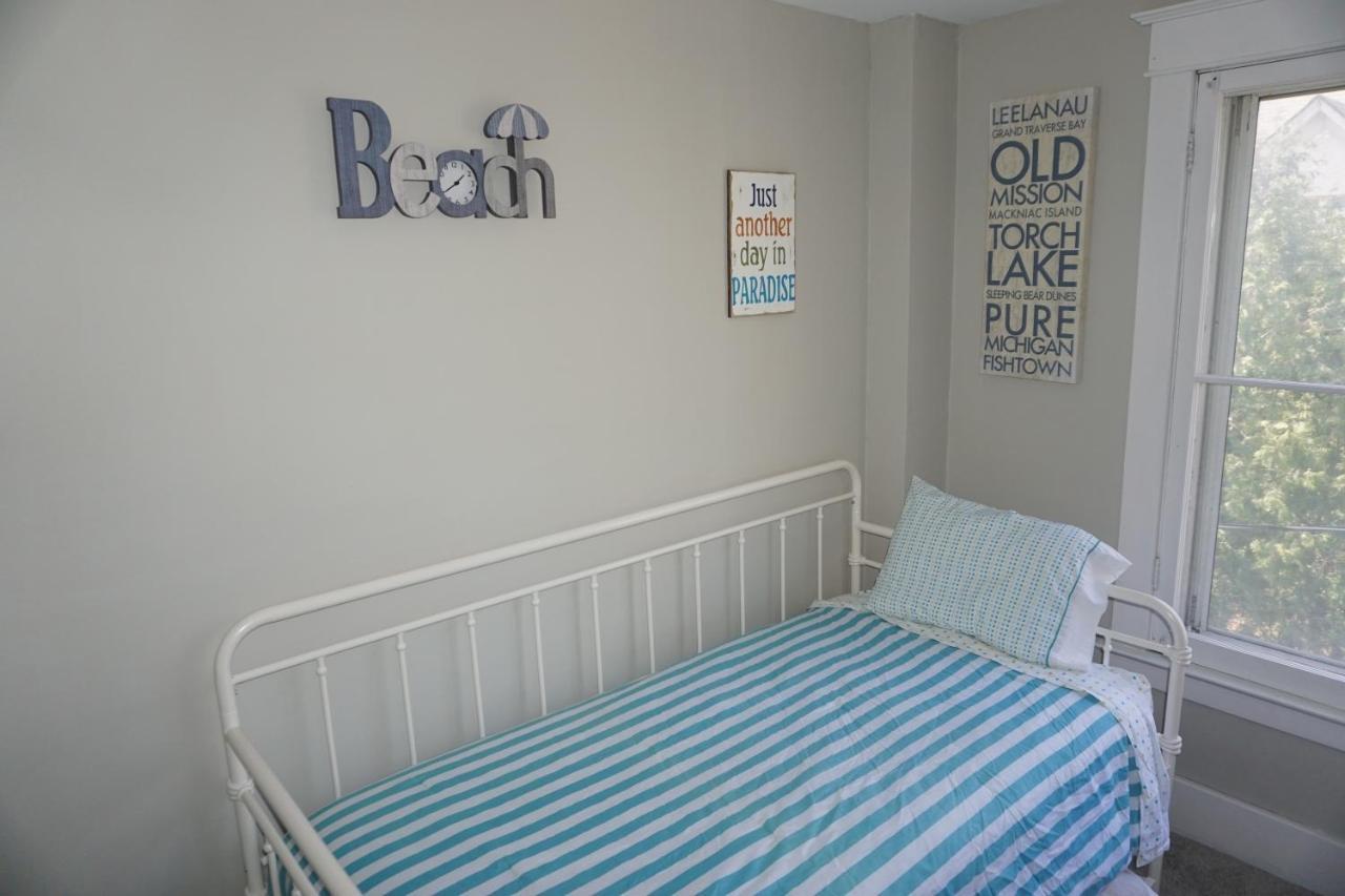 Charlevoix House - The Northside Bed & Breakfast Bagian luar foto